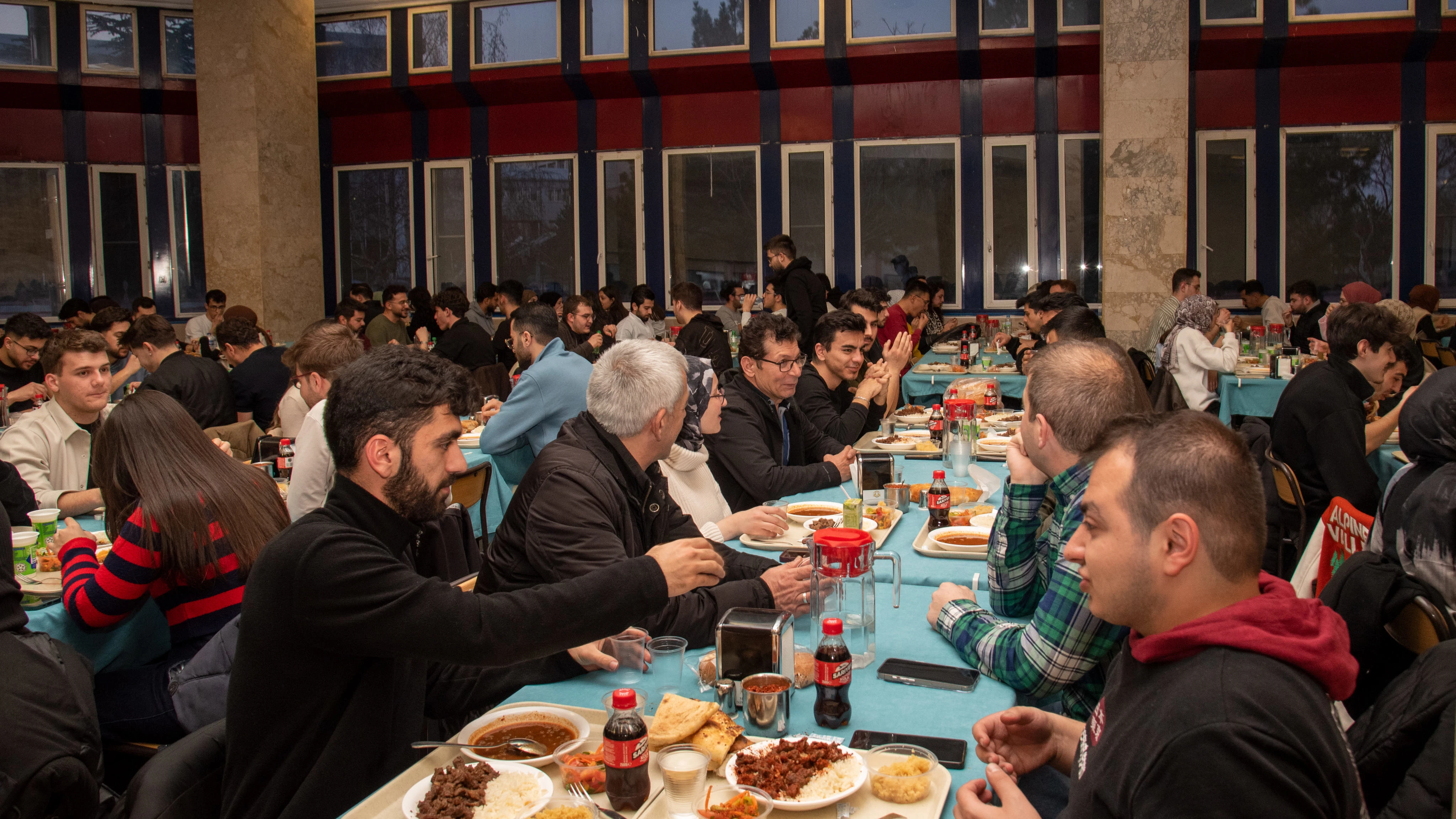 Rektör Yılmaz öğrencilerle iftar yemeğinde bir araya geldi